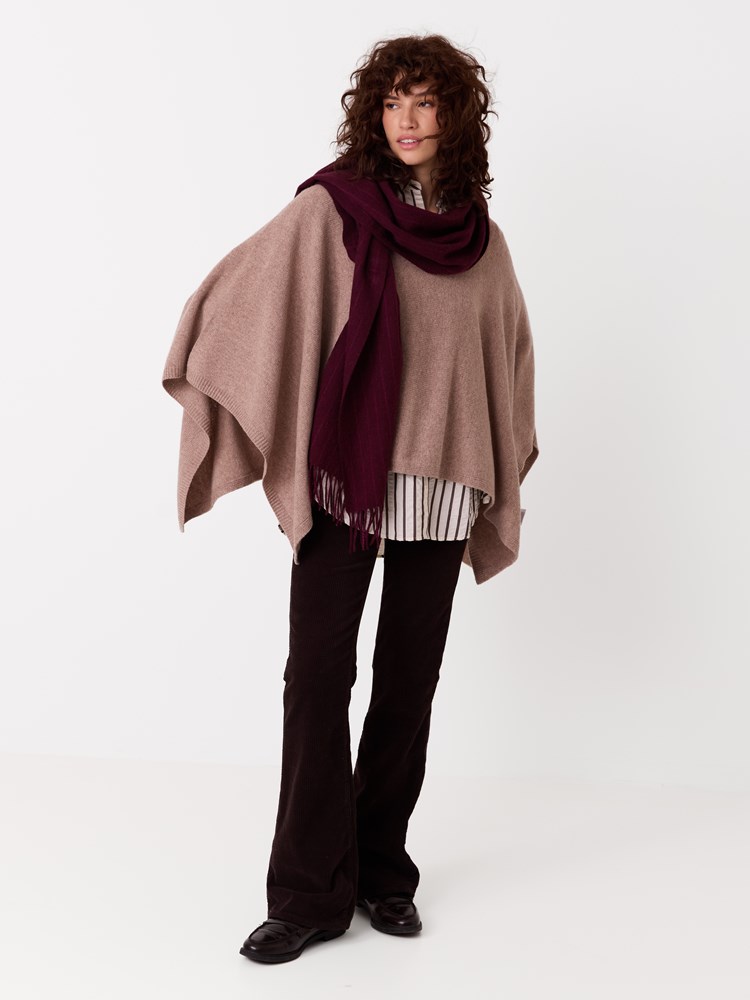 Ivonne poncho 7516235_APR_JeanPaul_Ivonne Poncho_A26 (10).jpg_