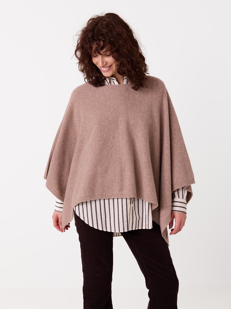 Ivonne poncho 7516235_APR_JeanPaul_Ivonne Poncho_A26 (5).jpg_