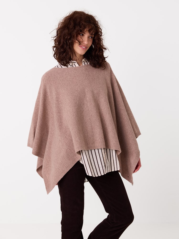 Ivonne poncho 7516235_APR_JeanPaul_Ivonne Poncho_A26 (6).jpg_