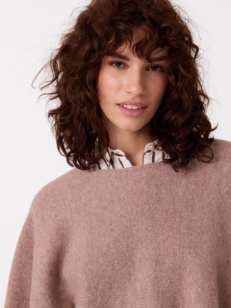 Ivonne poncho 7516235_APR_JeanPaul_Ivonne Poncho_A26 (7).jpg_