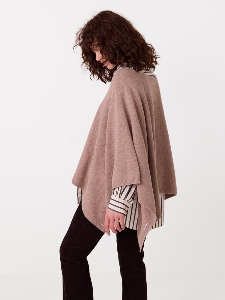 Ivonne poncho 7516235_APR_JeanPaul_Ivonne Poncho_A26 (8).jpg_