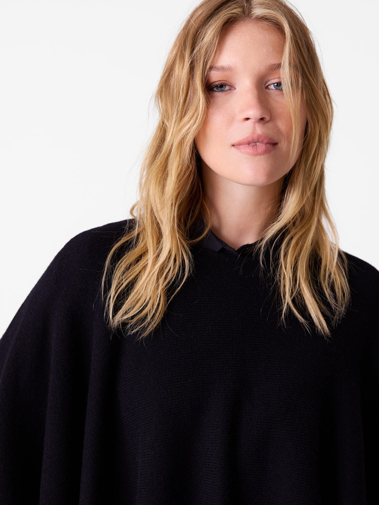 Ivonne poncho 7516235_ID2_Jean Paul_Ivonne Poncho_A26_Modell (4).jpg_