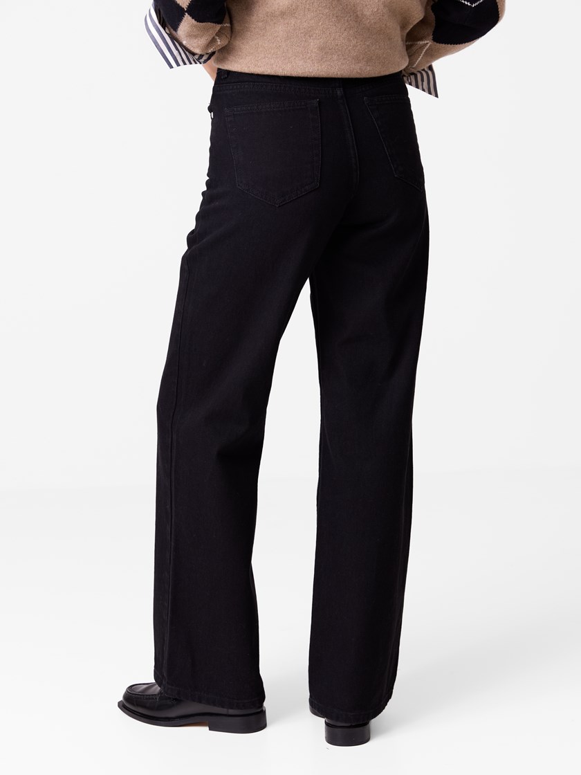 7516299 ID2 7516299_ID2_JeanPaul_Julianne Jeans_A26_Model_Front (1).jpg_