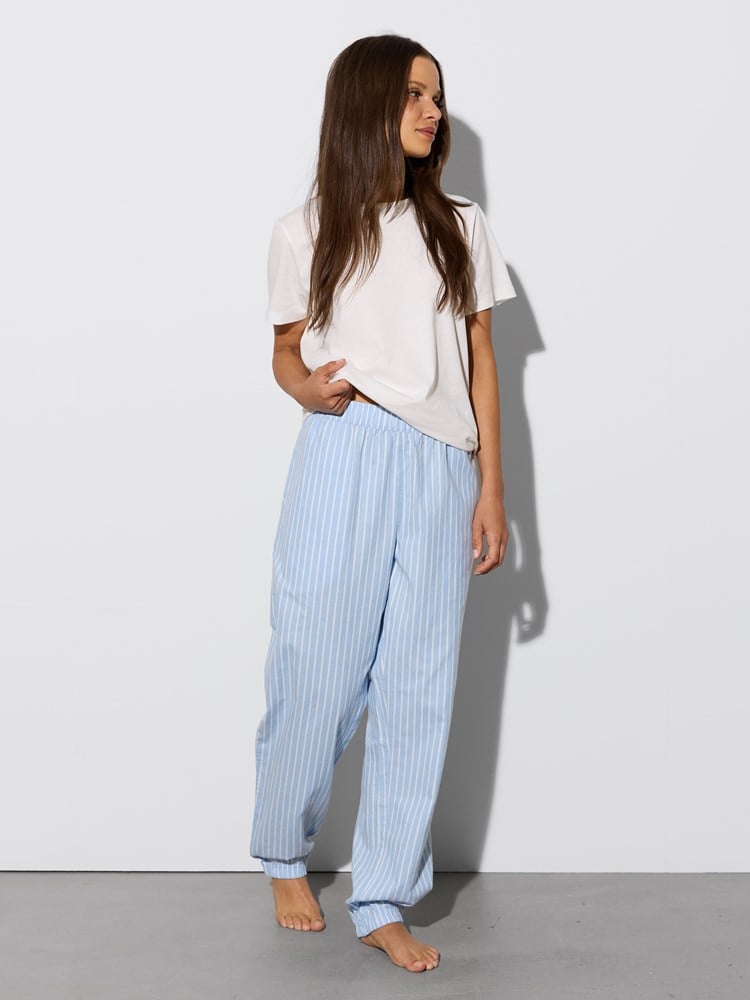 Ella pysjsett 7516686_E9O_Jean Paul_Ella Pysjsett_W26_Modell (3).jpg_