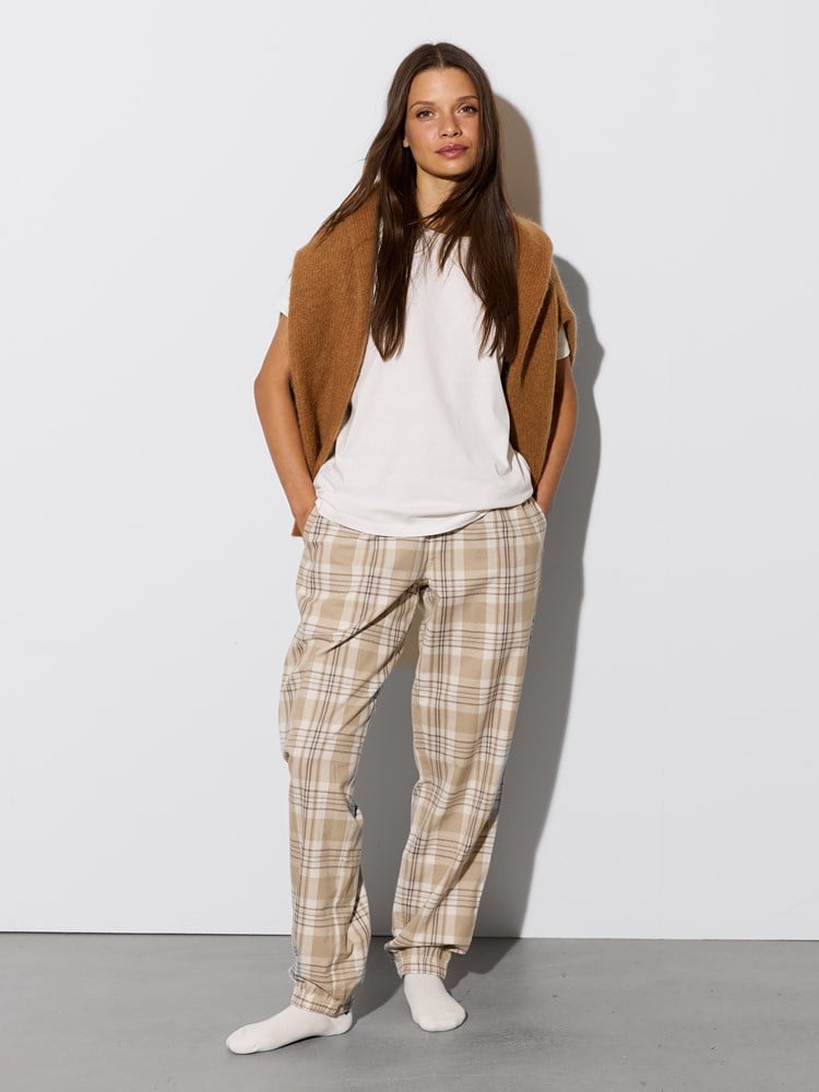 Ella pysjsett 7516686_I4C_Jean Paul_Ella Pysjsett_W26_Modell (3).jpg_