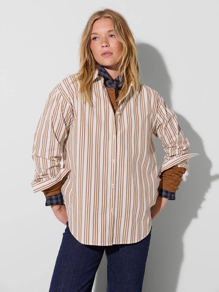 Olivia skjorte 7516751_AED_Jean Paul_Olivia Skjorte_W26_Modell (1).jpg_