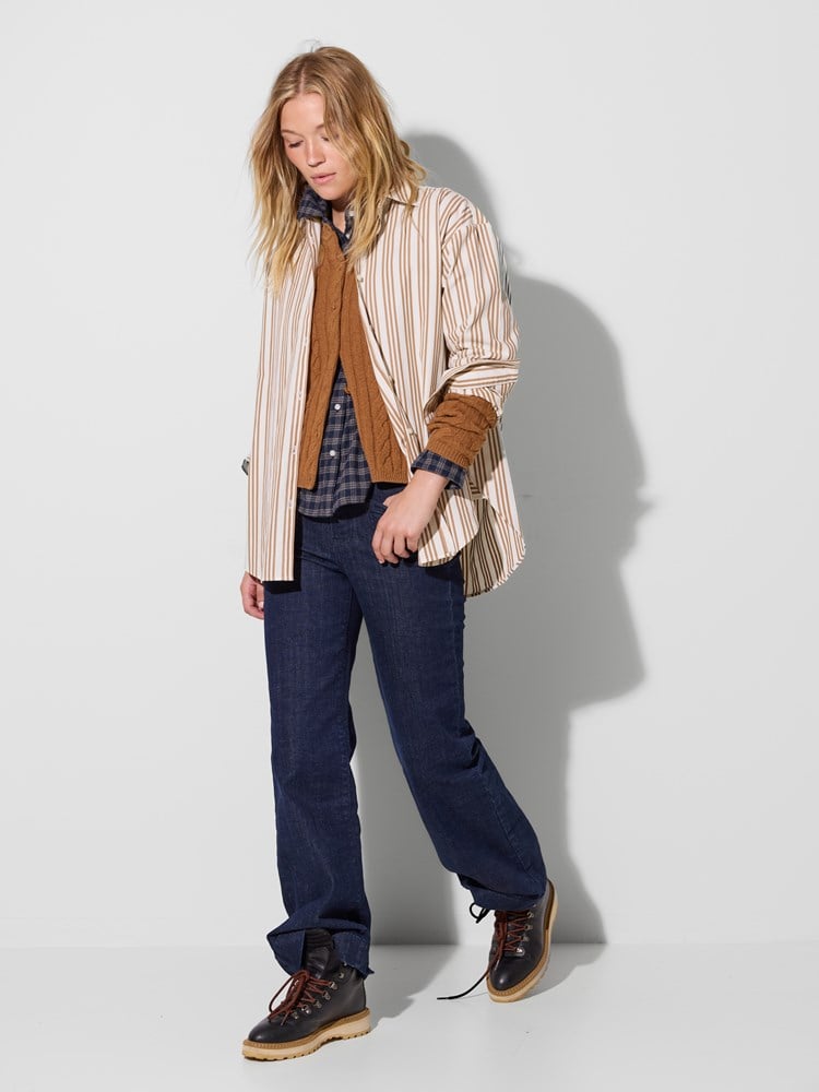 Olivia skjorte 7516751_AED_Jean Paul_Olivia Skjorte_W26_Modell (2).jpg_