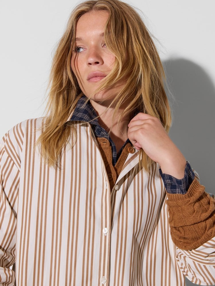 Olivia skjorte 7516751_AED_Jean Paul_Olivia Skjorte_W26_Modell (3).jpg_