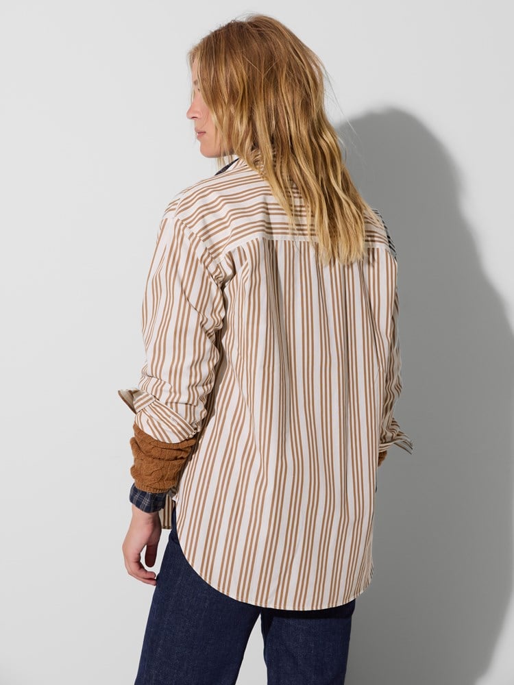 Olivia skjorte 7516751_AED_Jean Paul_Olivia Skjorte_W26_Modell (4).jpg_