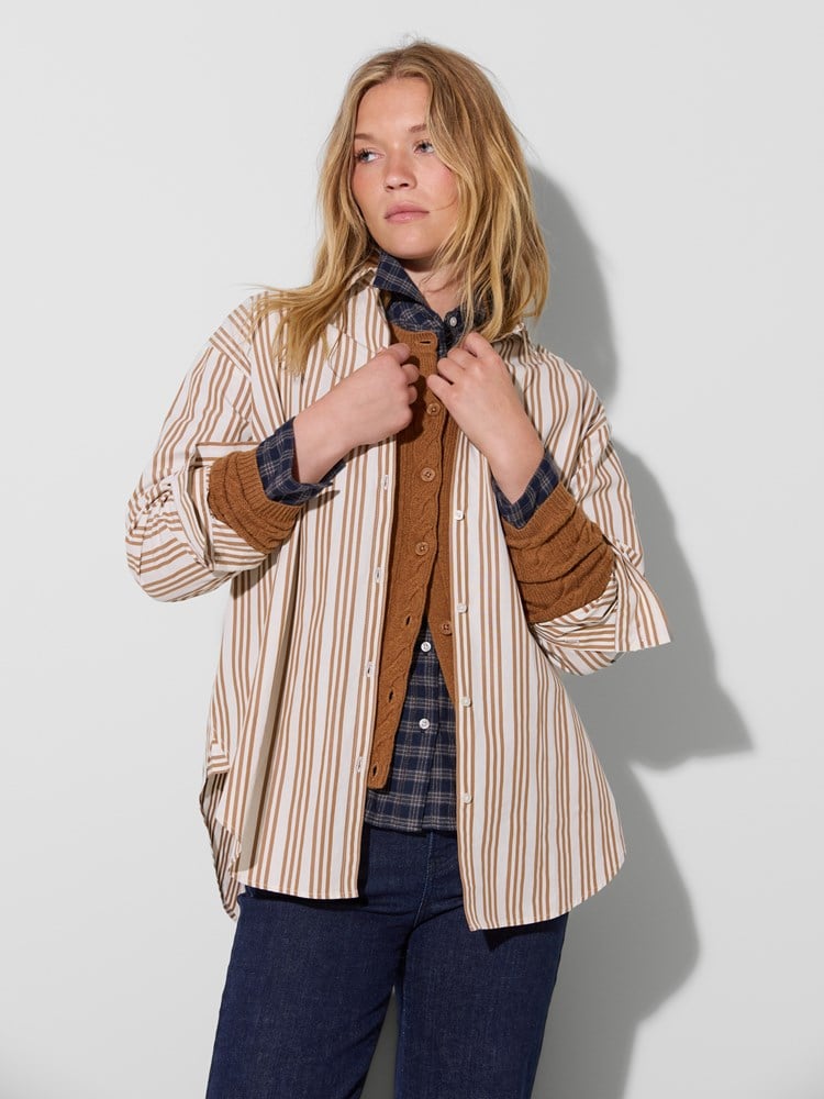 Olivia skjorte 7516751_AED_Jean Paul_Olivia Skjorte_W26_Modell (5).jpg_