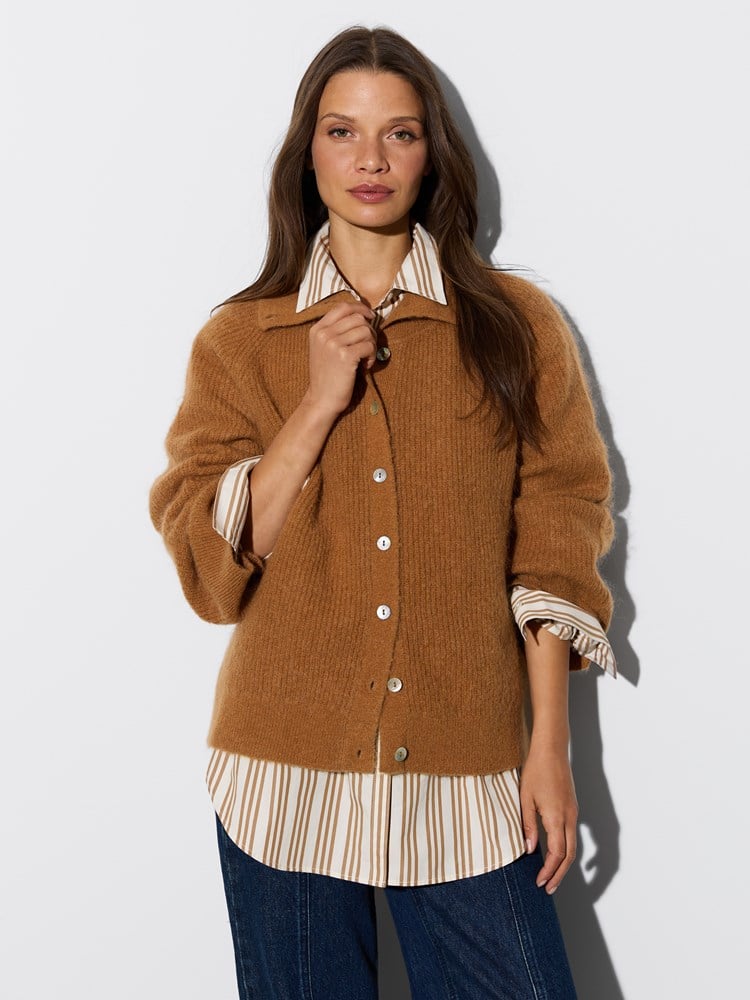 Lizette cardigan 7516765_AED-JEANPAUL-W26-Modell-Front_1266.jpg_Front