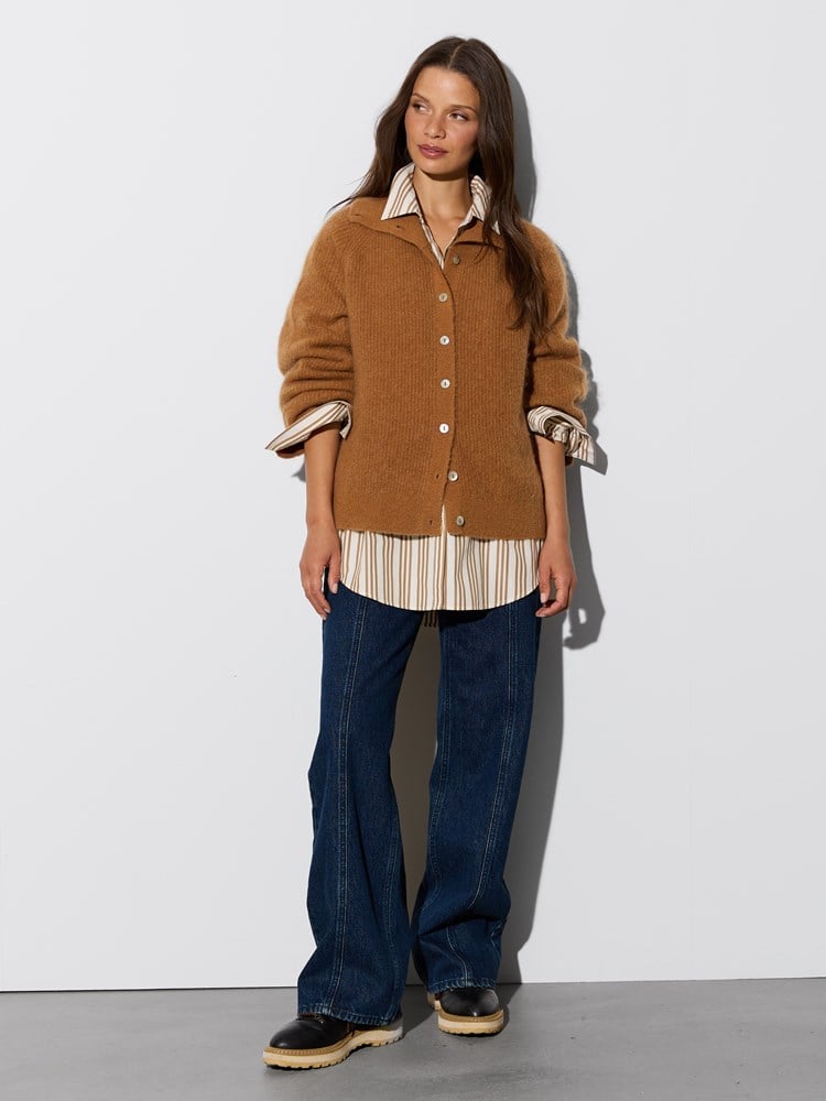 Lizette cardigan 7516765_AED-JEANPAUL-W26-Modell-Front_4054.jpg_Front