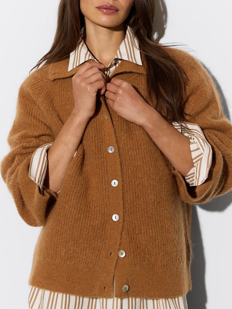 Lizette cardigan 7516765_AED-JEANPAUL-W26-Modell-Front_6694.jpg_Front