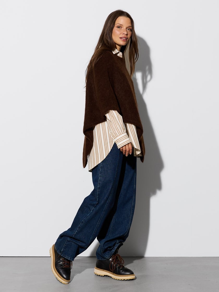 7516803 AIT 7516803_AIT-JEANPAUL-W26-Modell-Front_5855_Helena poncho AIT.jpg_Front||Front