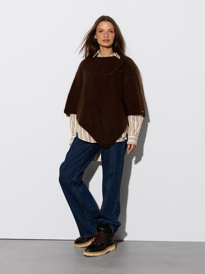 7516803 AIT 7516803_AIT-JEANPAUL-W26-Modell-Front_5925_Helena poncho AIT.jpg_Front||Front