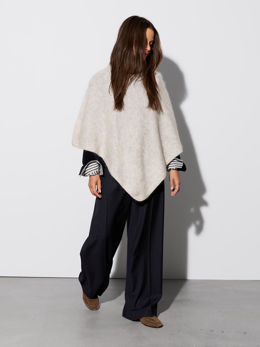 7516803 I2O 7516803_I2O-JEANPAUL-W26-Modell-Front_1907_Helena poncho I2O.jpg_Front||Front