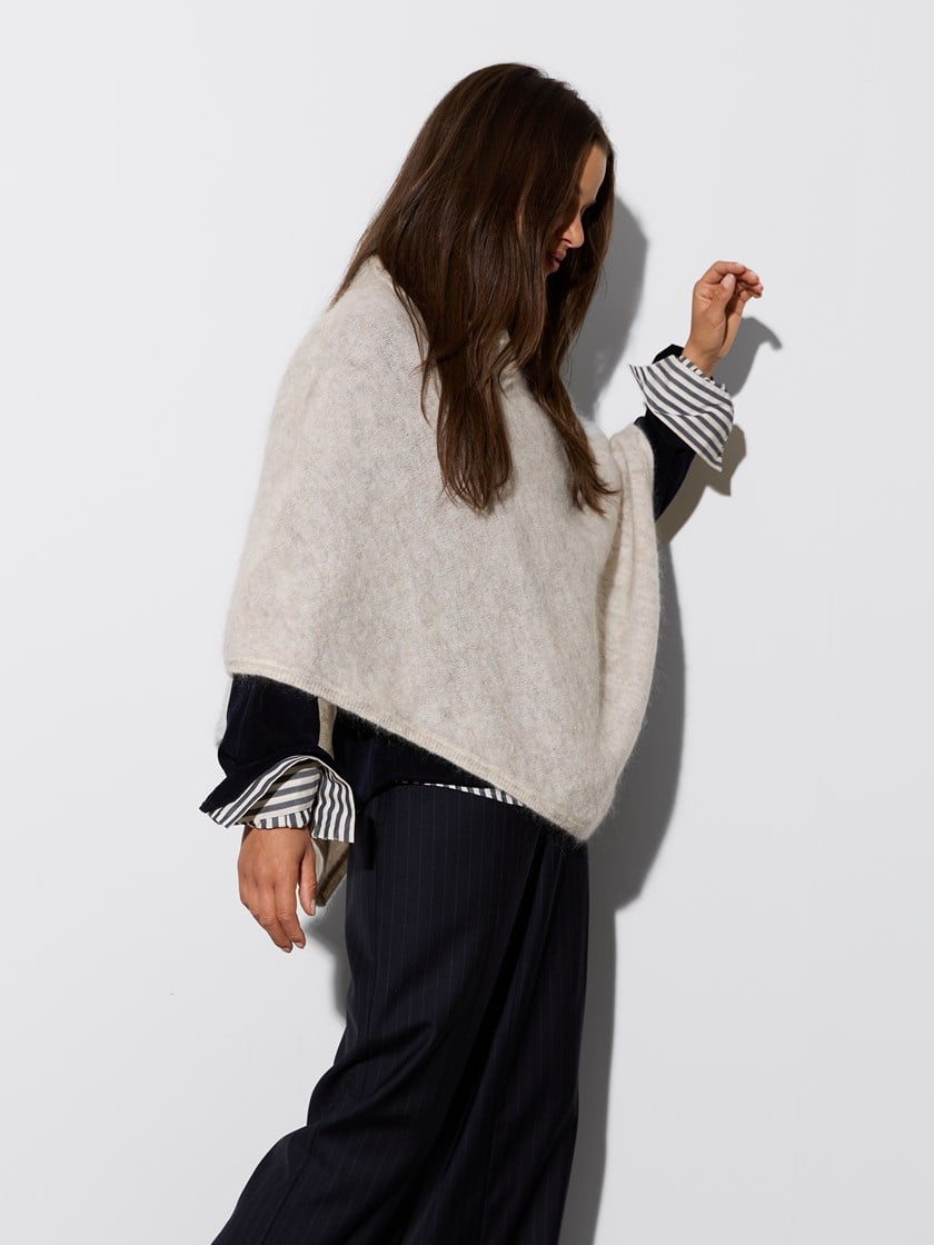 7516803 I2O 7516803_I2O-JEANPAUL-W26-Modell-Front_6210_Helena poncho I2O.jpg_Front||Front