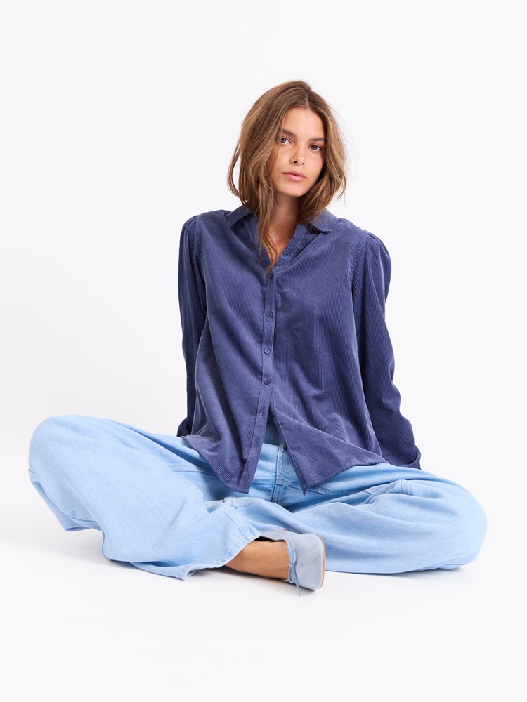 Marion cordskjorte JP_ecom_Q3_Q425_Kirsa4331_ENC_Marion cordskjorte ENC_Marion cordskjorte ENC 7513411.jpg_