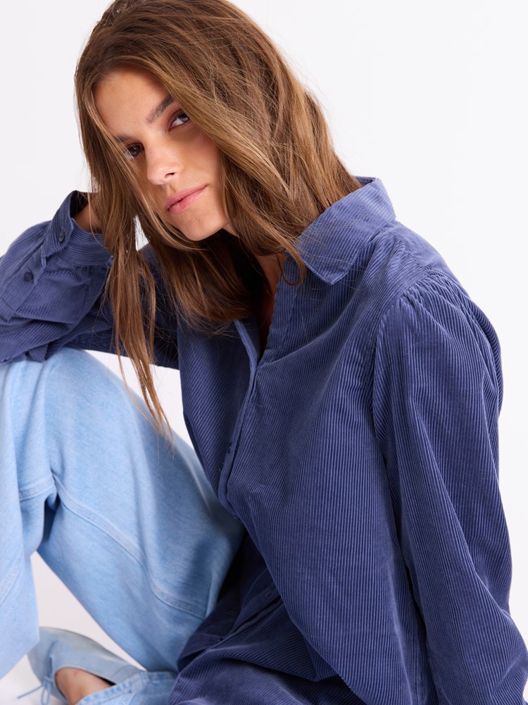 Marion cordskjorte JP_ecom_Q3_Q425_Kirsa4339_ENC_Marion cordskjorte ENC_Marion cordskjorte ENC 7513411.jpg_